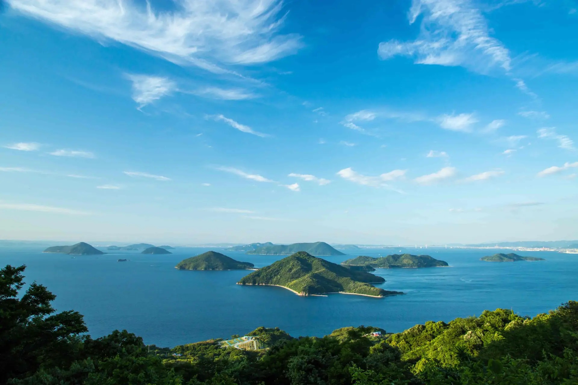 香川県三豊市の荘内半島から望む瀬戸内海の島々