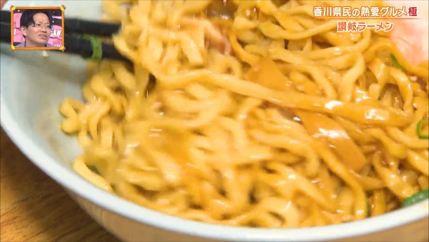 よく混ぜた根ッCO LABOのかまたまラーメン。卵とだし醤油が平打ち麺に絡む