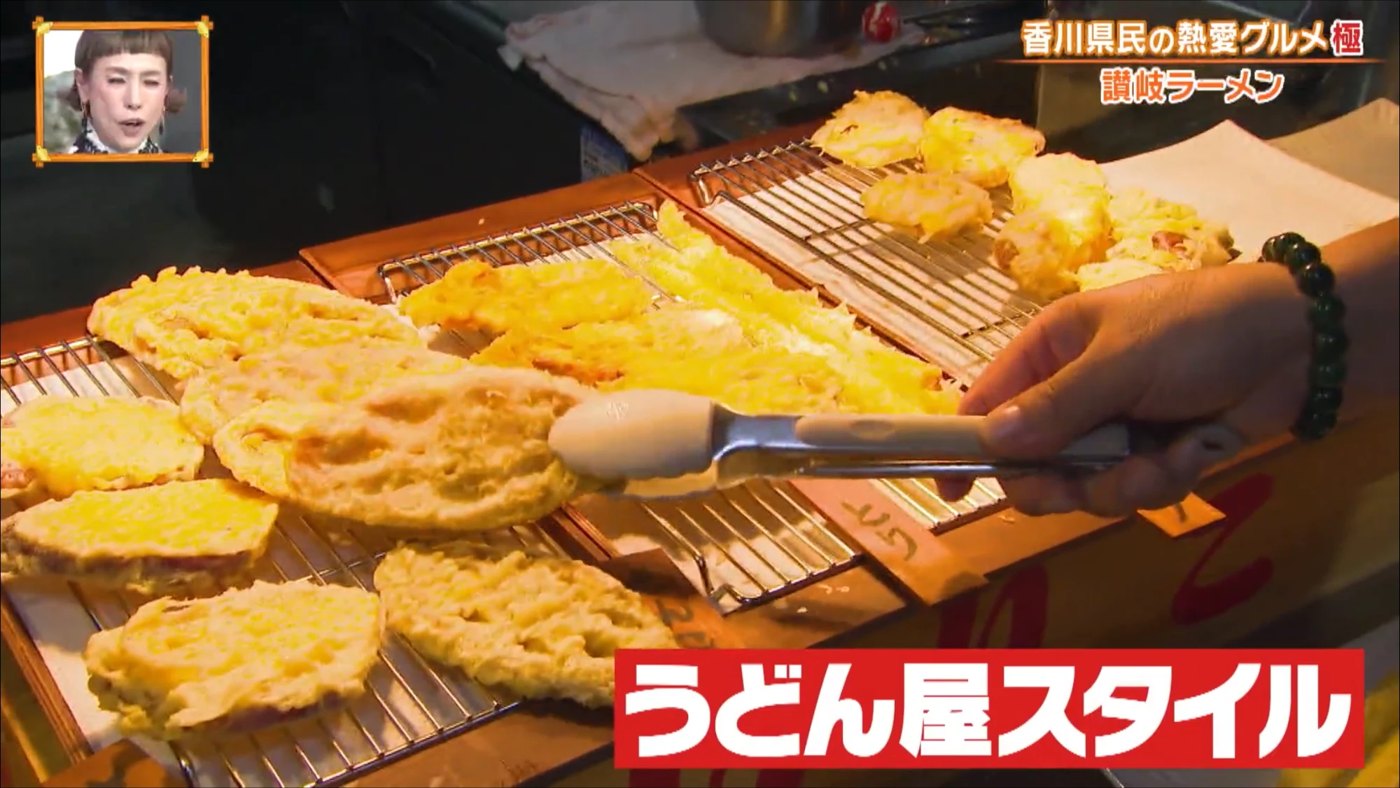 根ッCO LABOのカウンターに並ぶ揚げたての天ぷら。テロップ「うどん屋スタイル」