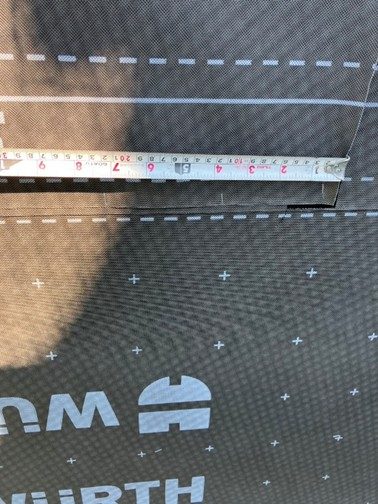 工程検査の現場写真(防水シートの寸法確認)
